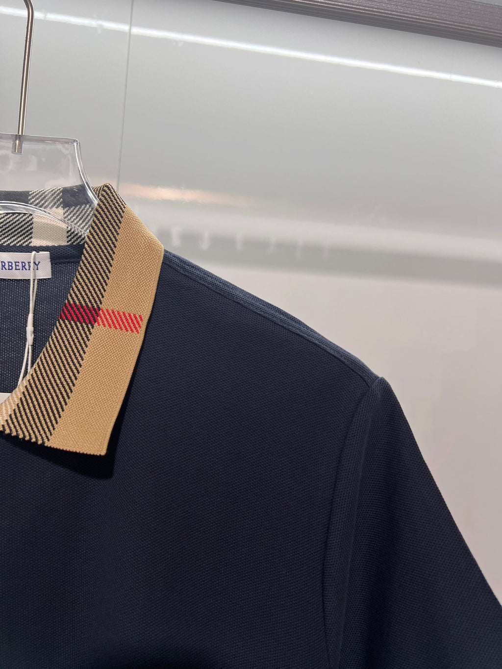 Minimally spliced contrasting plaid collar with letter polo shirt