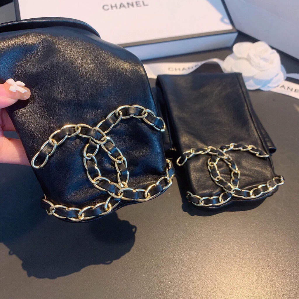 Female hot item with exposed fingers and long sleeves gloves