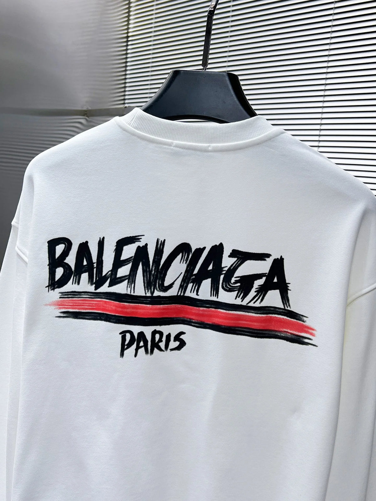 New long sleeved round neck sweatshirt