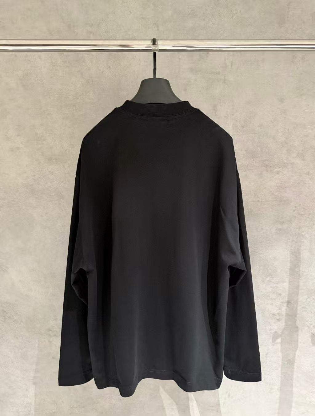 New round neck long sleeved sweatshirt