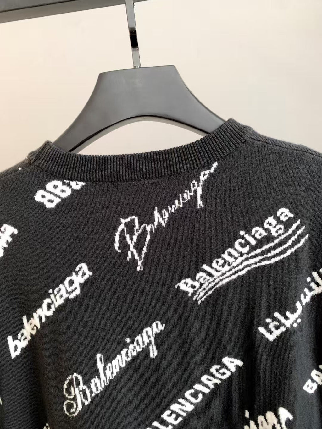 New round neck sweater