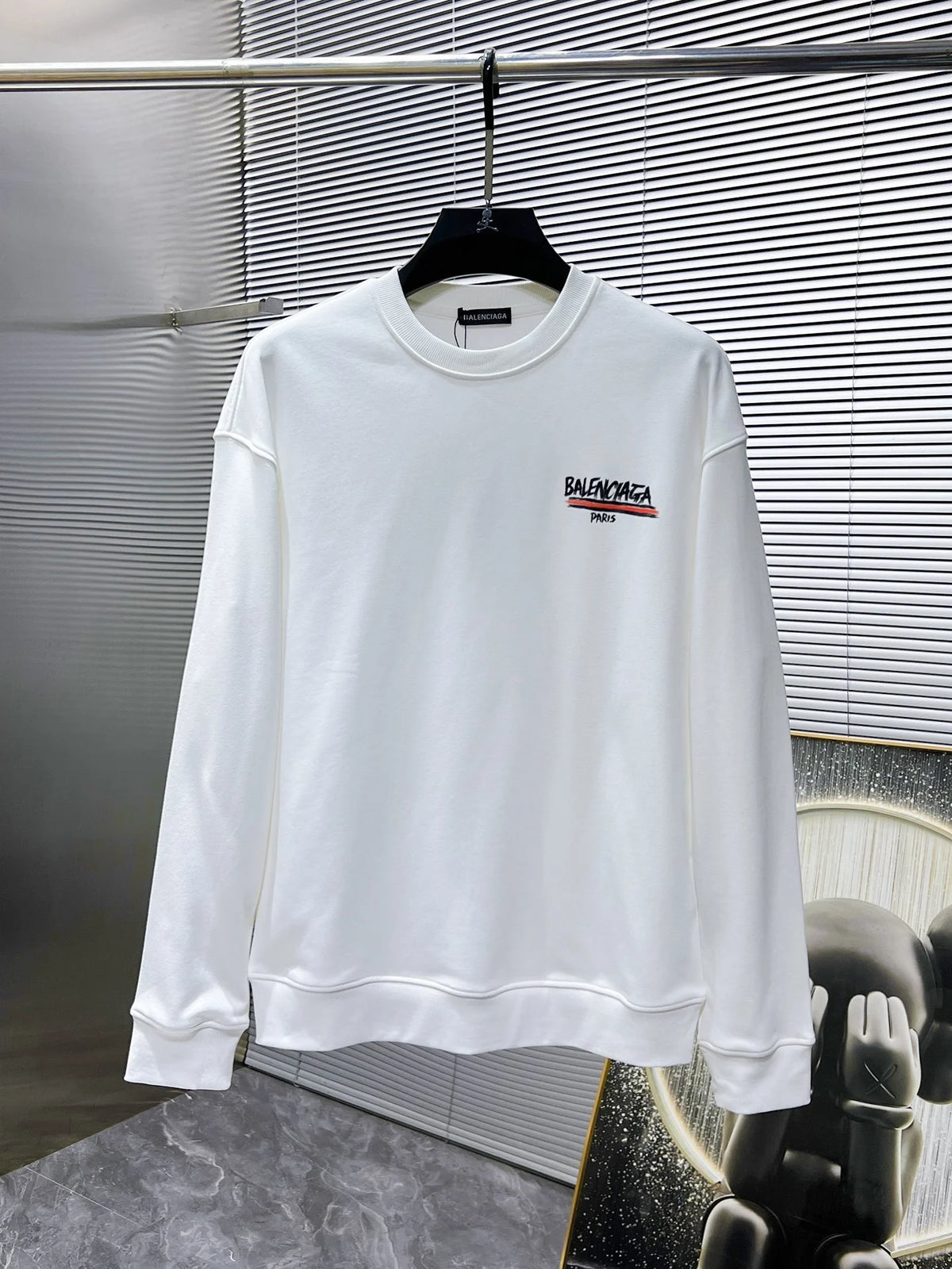 New long sleeved round neck sweatshirt