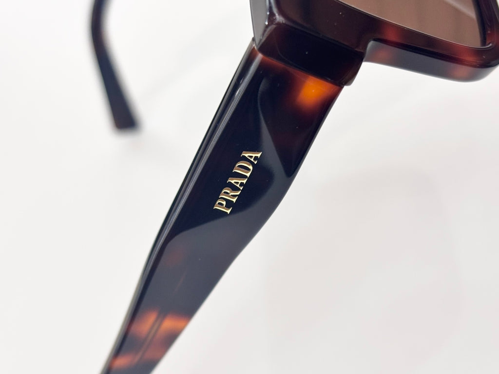 Wide edge fashionable sunglasses
