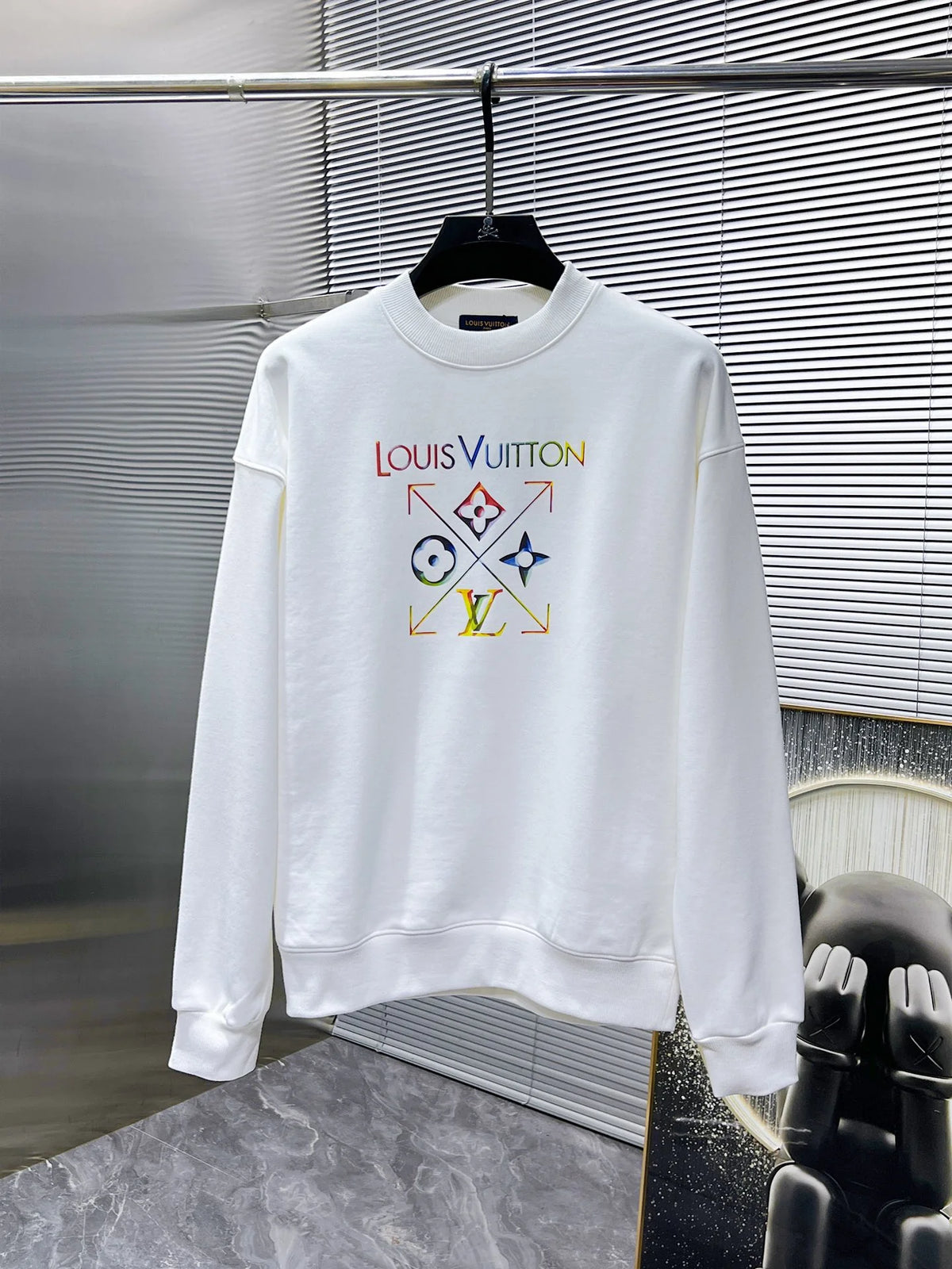 New long sleeved round neck sweatshirt