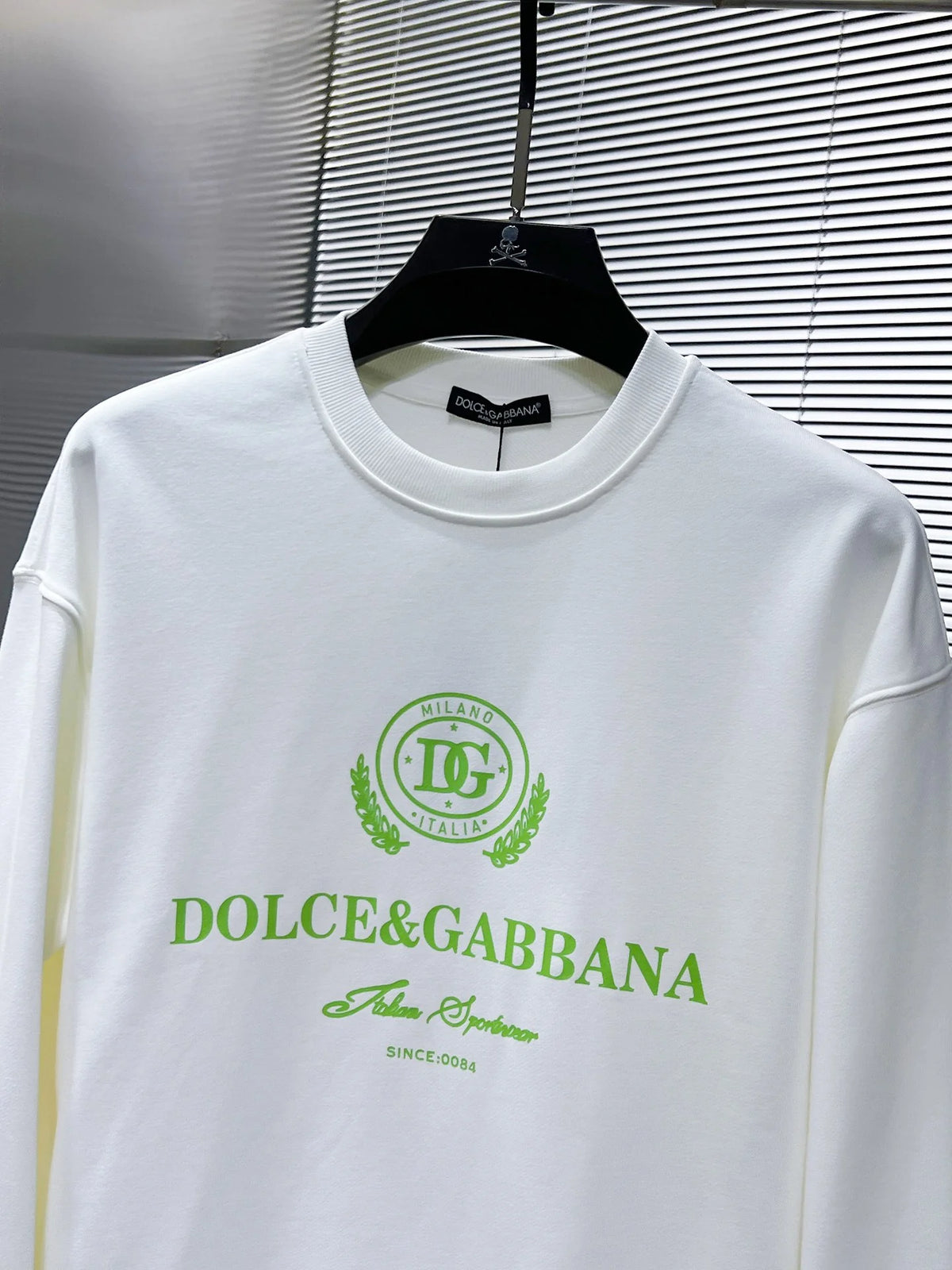New long sleeved round neck sweatshirt