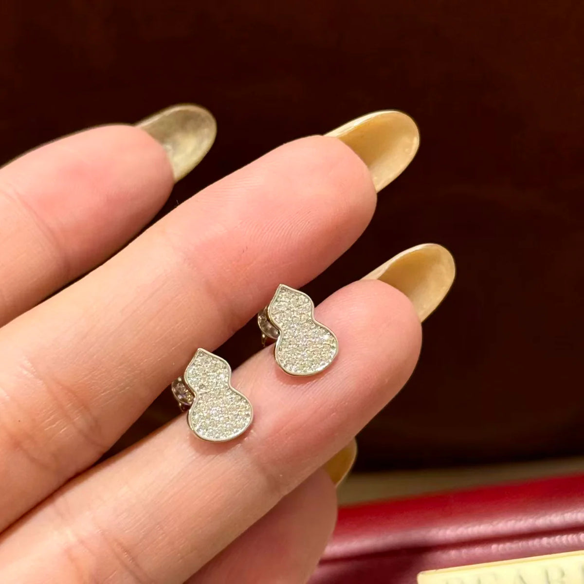 Small gourd full of diamond earrings