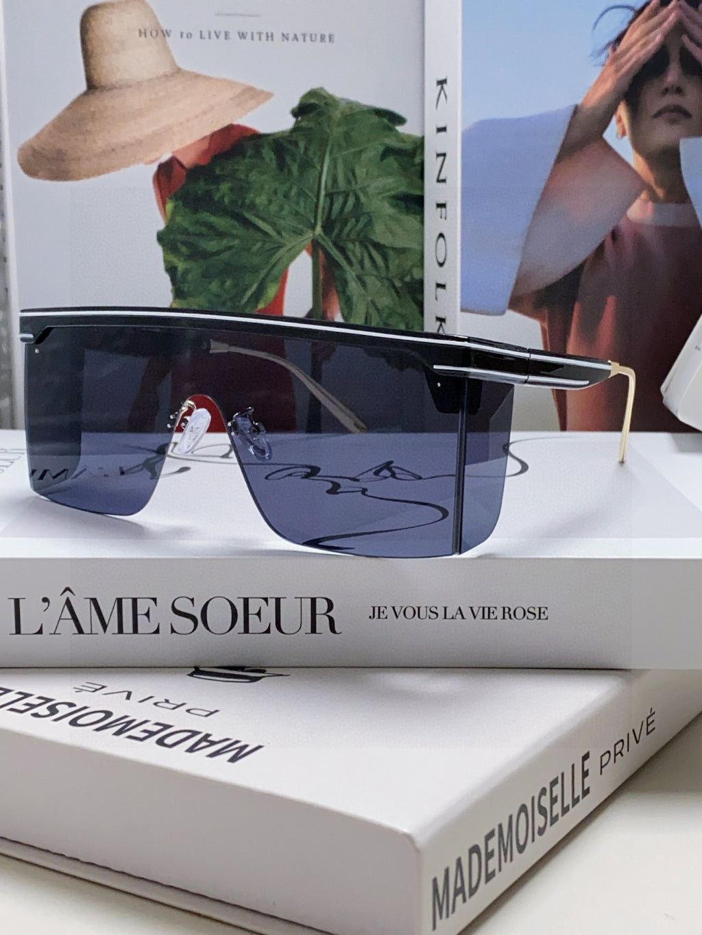 Large frame letter logo fashionable sunglasses
