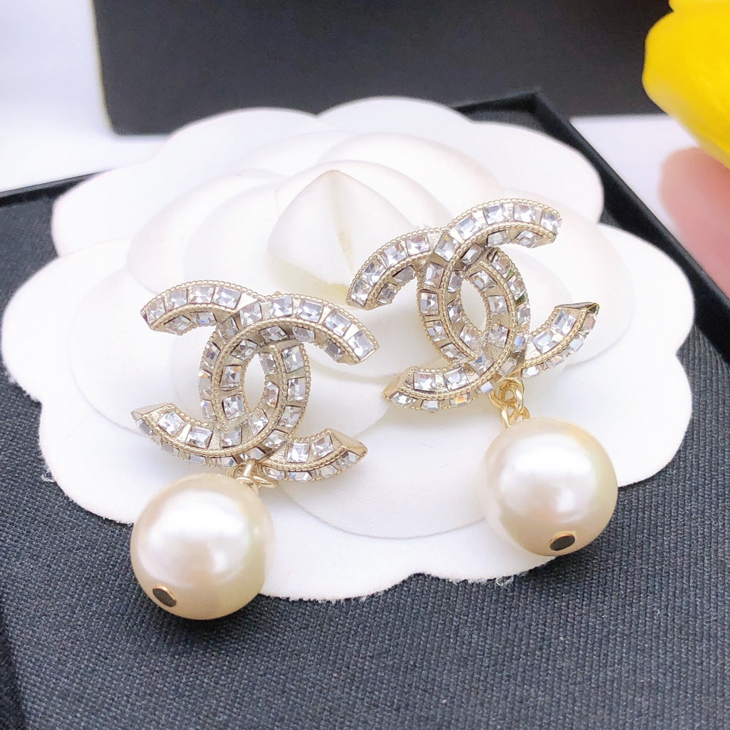 Hanging pearl earrings