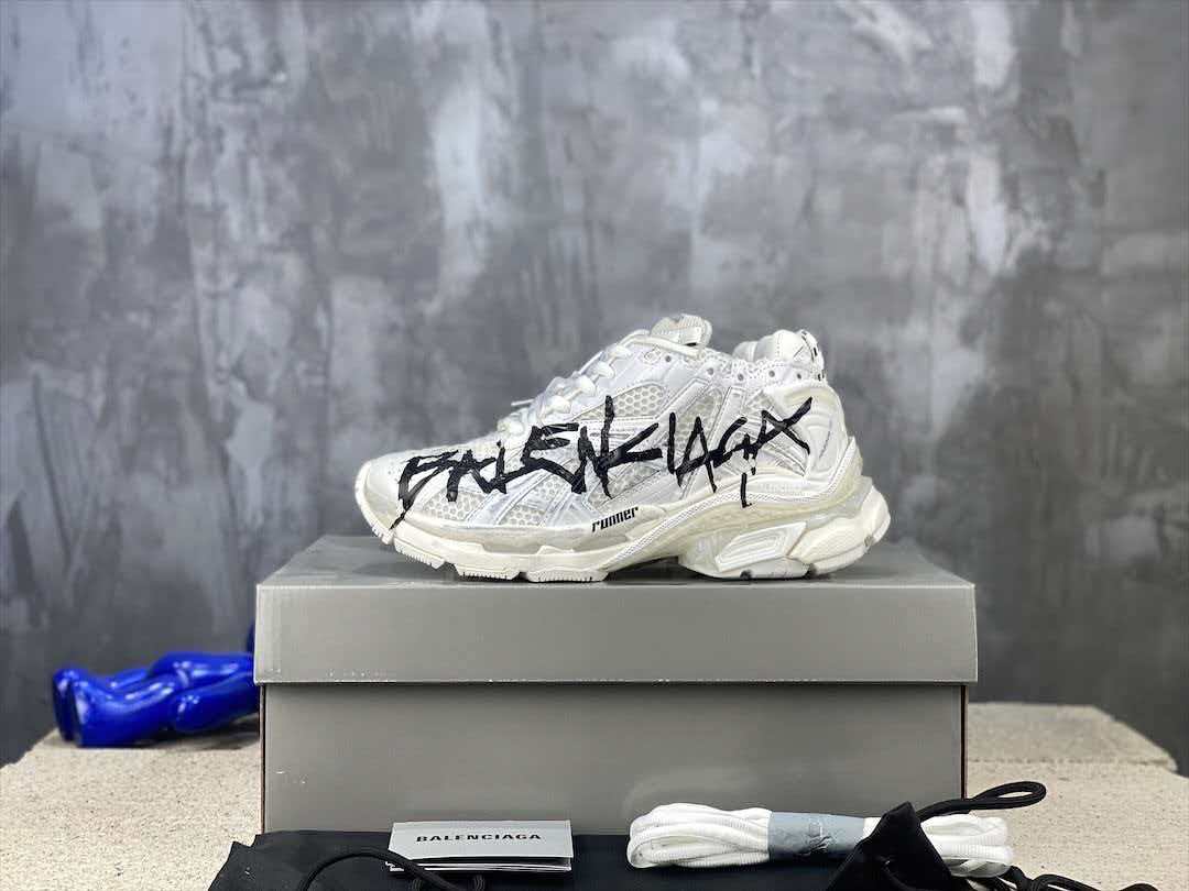 Wear and tear style sports shoes