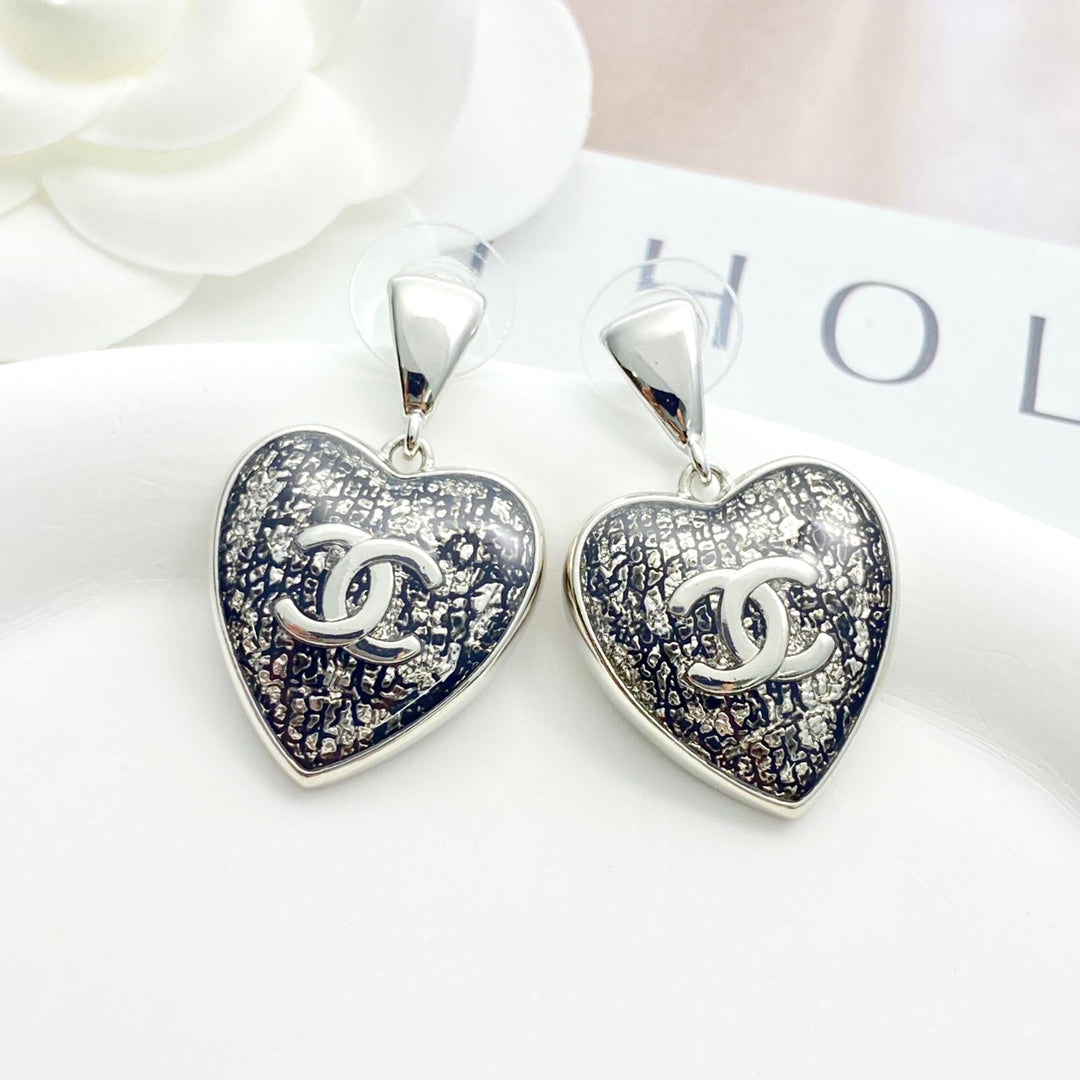 Black gold lace heart-shaped earrings