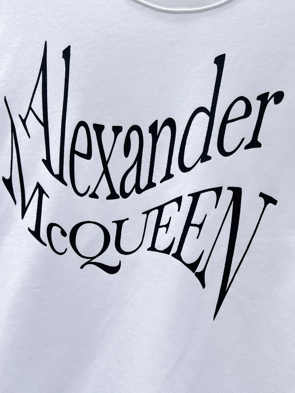 New long sleeved round neck sweatshirt