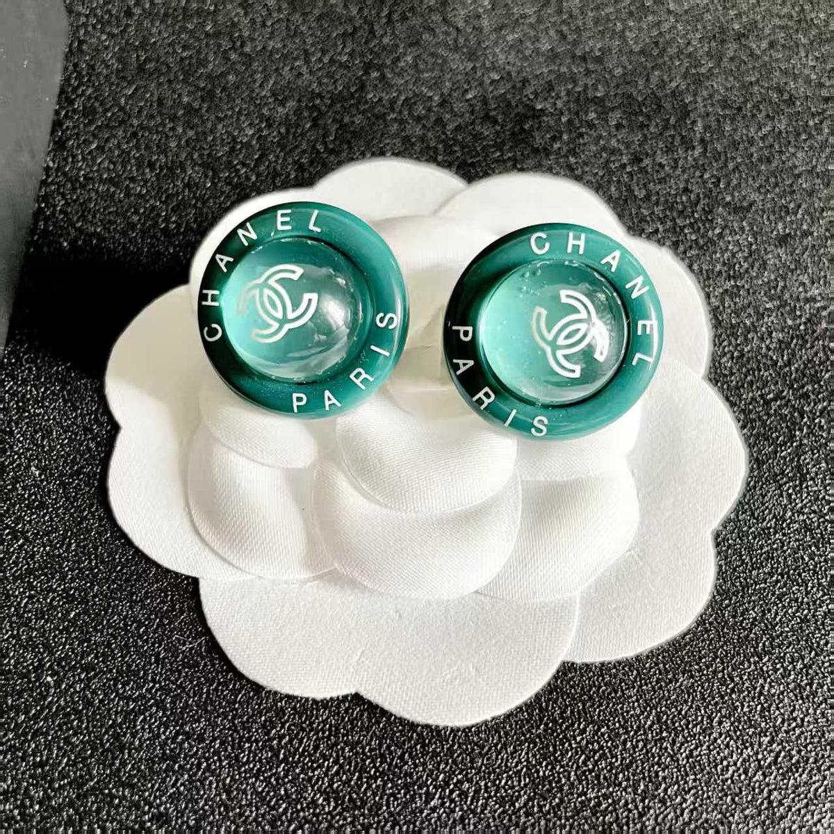 New round letter earrings