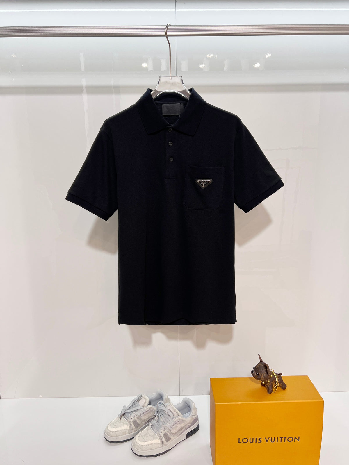 Chest pocket with metal triangle logo, leather seal, letter polo shirt