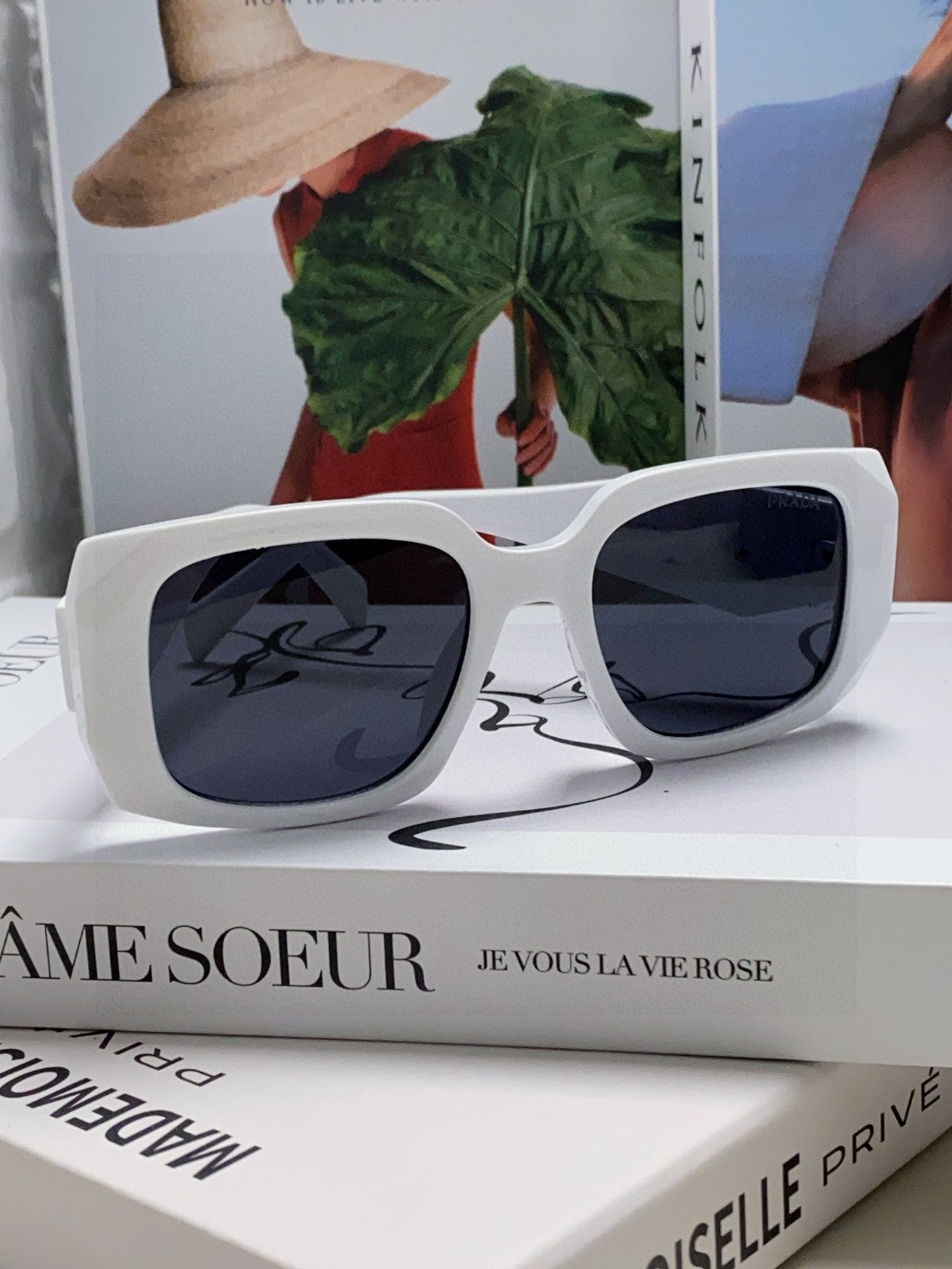 Retro inverted triangle logo sunglasses