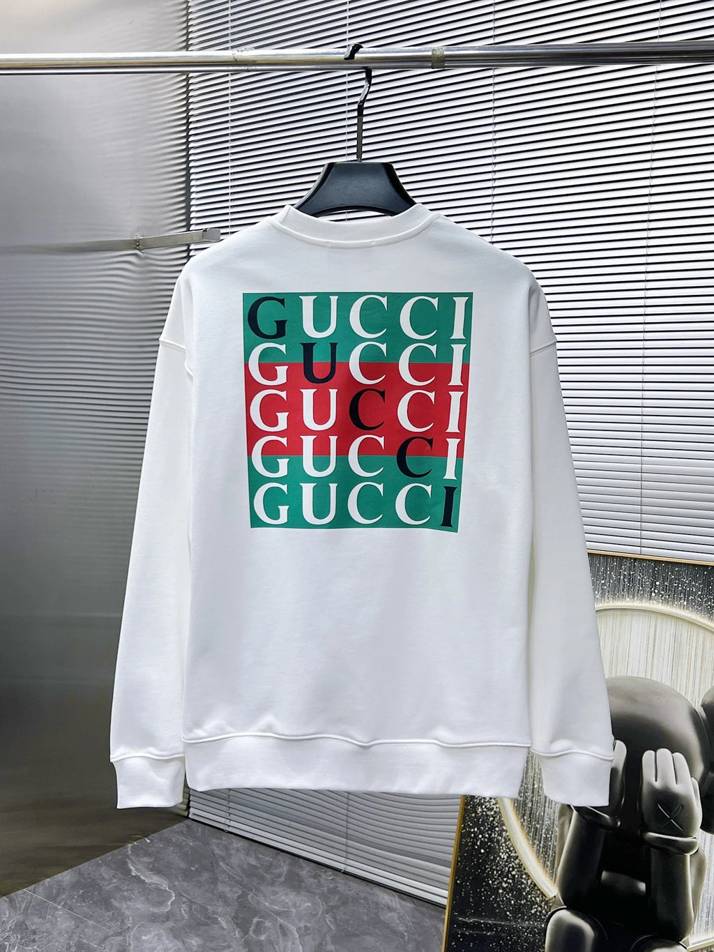 New long sleeved round neck sweatshirt