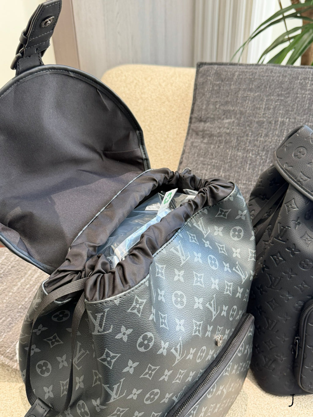 Belt buckle black flower/embossed backpack