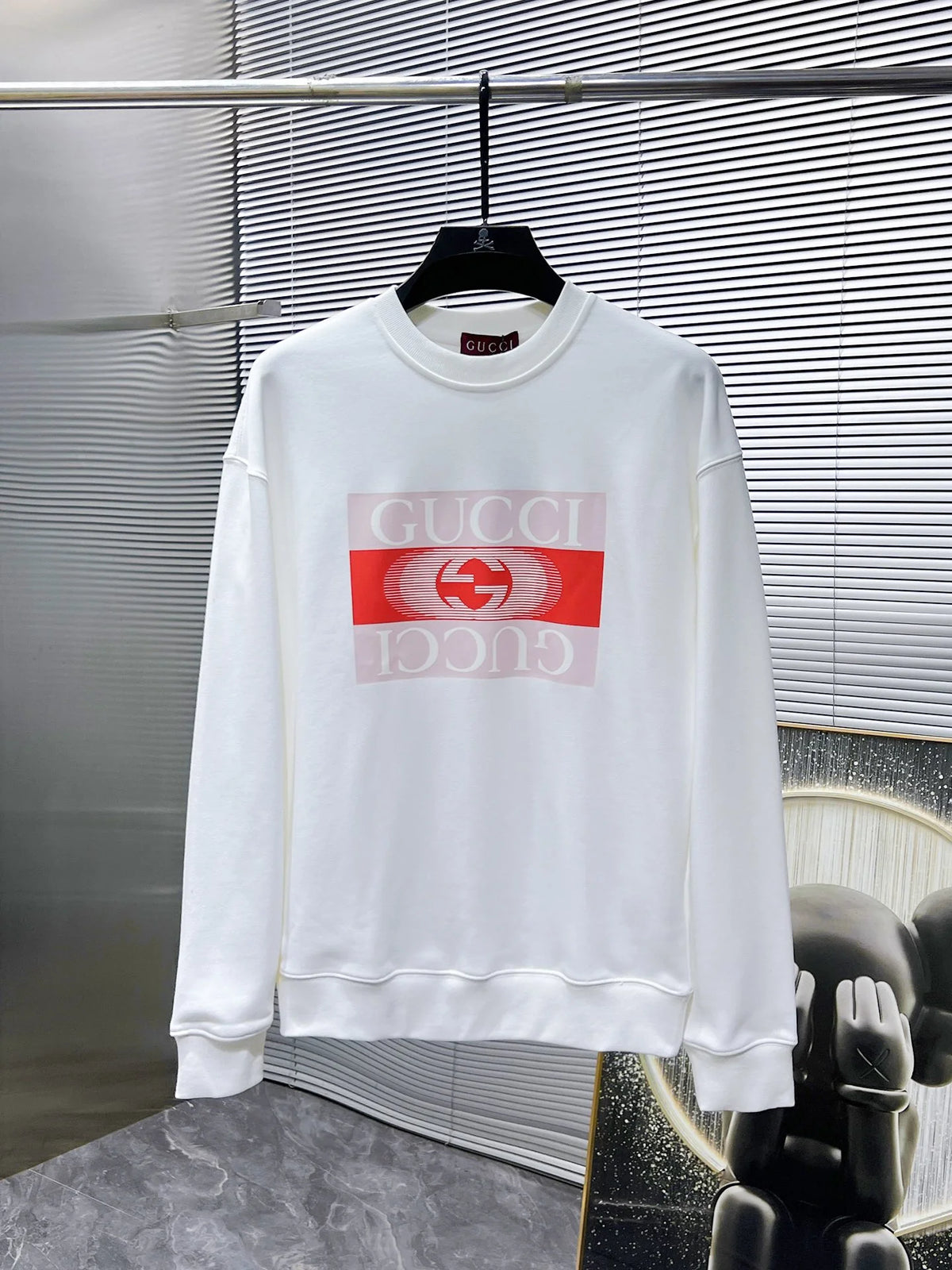 New long sleeved round neck sweatshirt