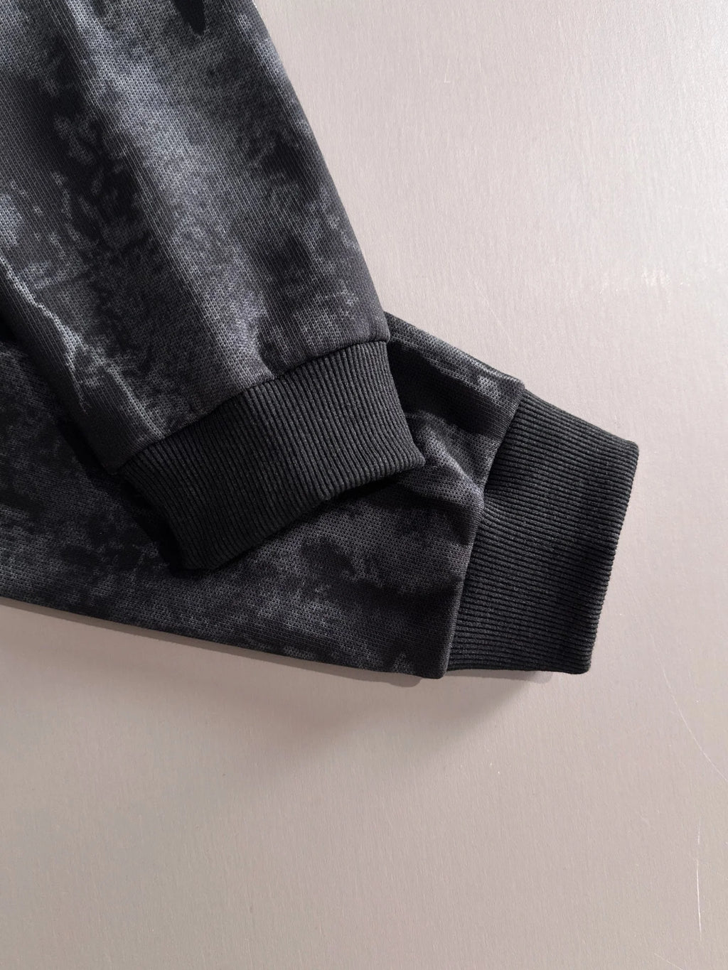 New round neck sweatshirt with long sleeves