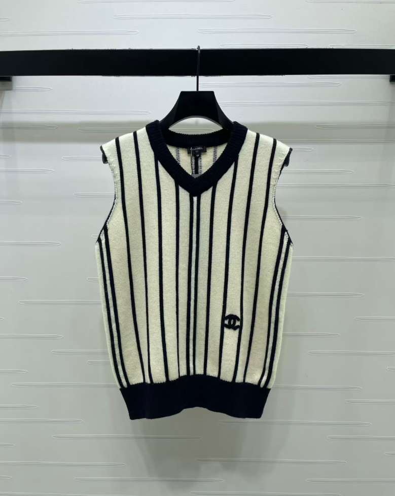 Women's Luxury Striped Knit Cardigan; Long-sleeved Knit Set Featuring A V-neck and Contrasting Trim.