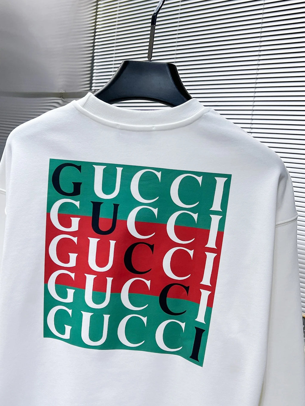 New long sleeved round neck sweatshirt