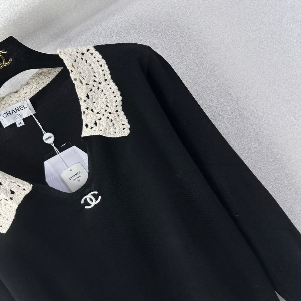 Lace neck V-neck knitted sweater
