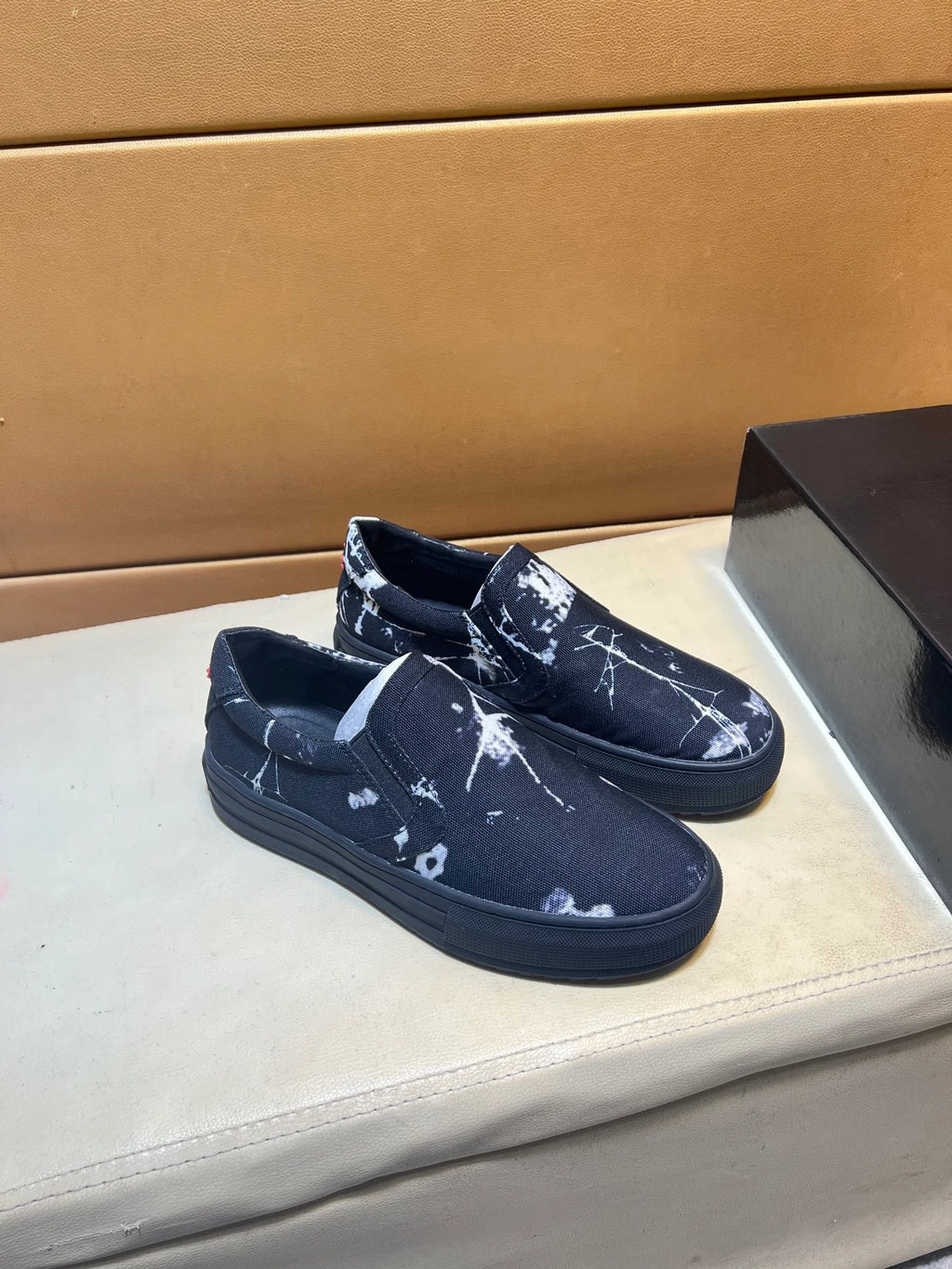 Modern style sports shoes