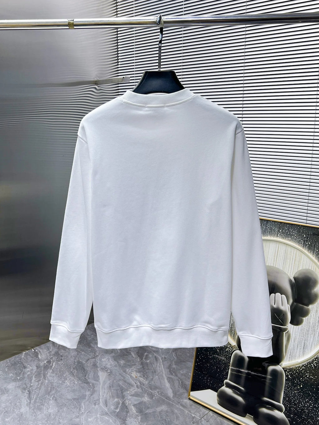 New long sleeved round neck sweatshirt
