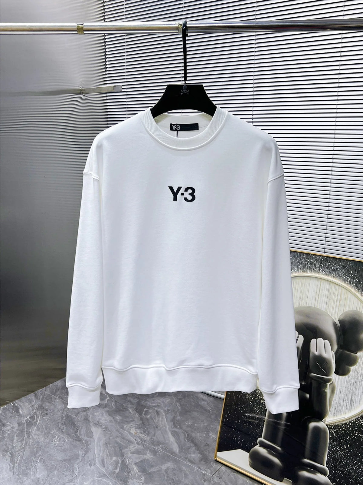 New long sleeved round neck sweatshirt
