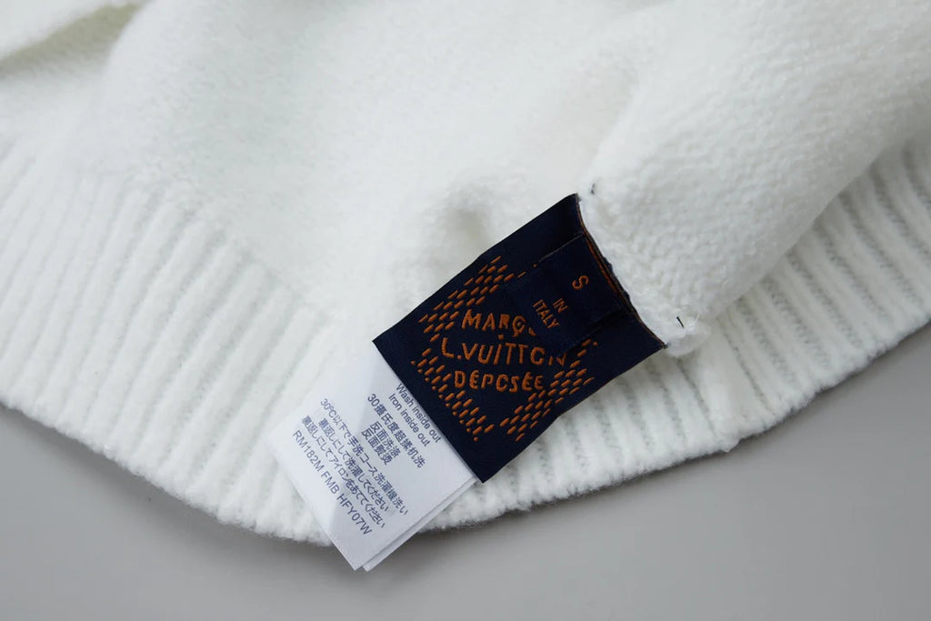 Embroidered pearl micro label round neck sweater