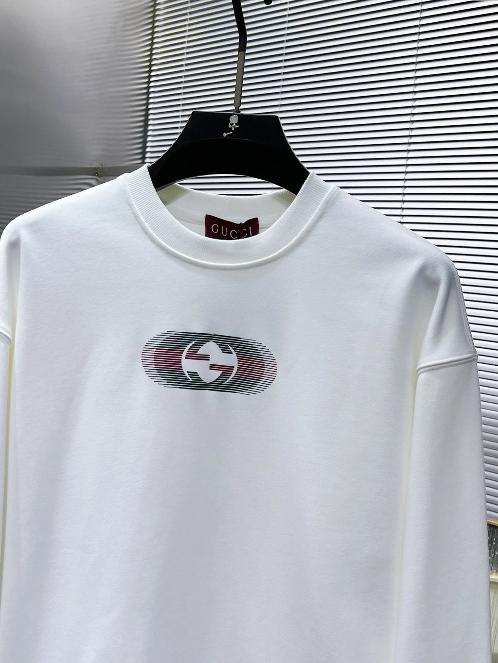 New long sleeved round neck sweatshirt