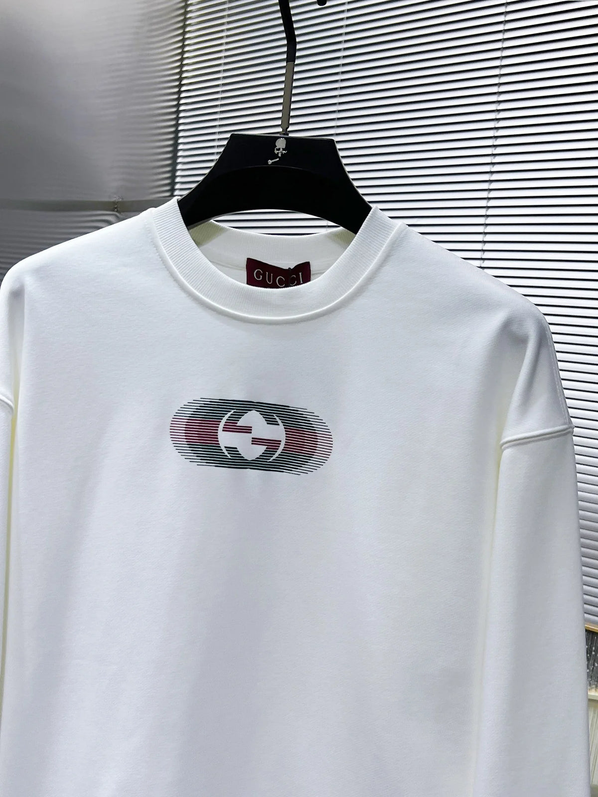 New long sleeved round neck sweatshirt