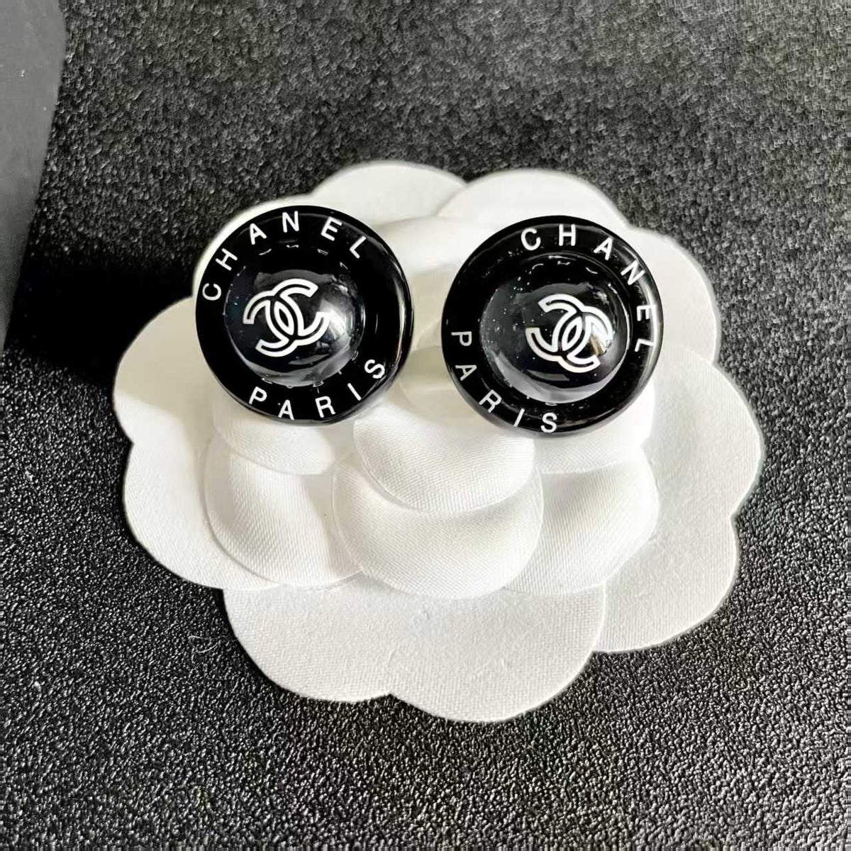 New round letter earrings