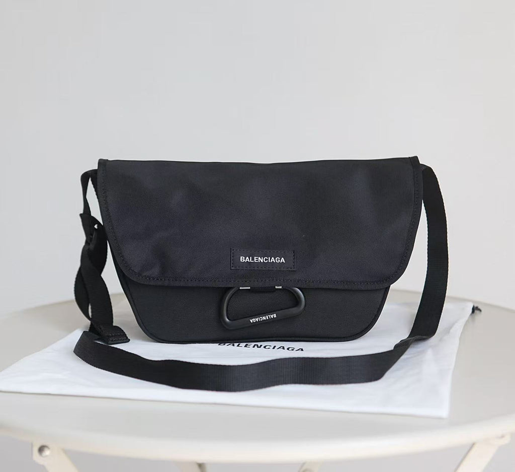 Velcro mountain buckle shoulder bag