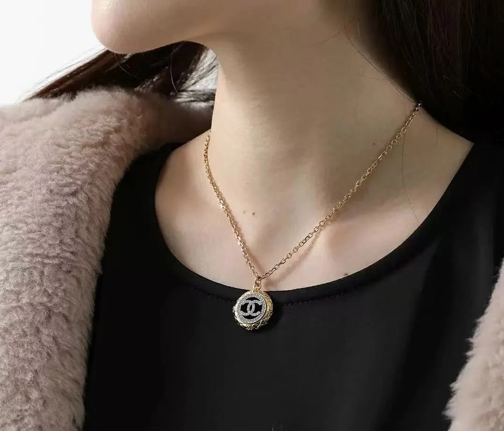 Two tone gold coin palace retro round necklace