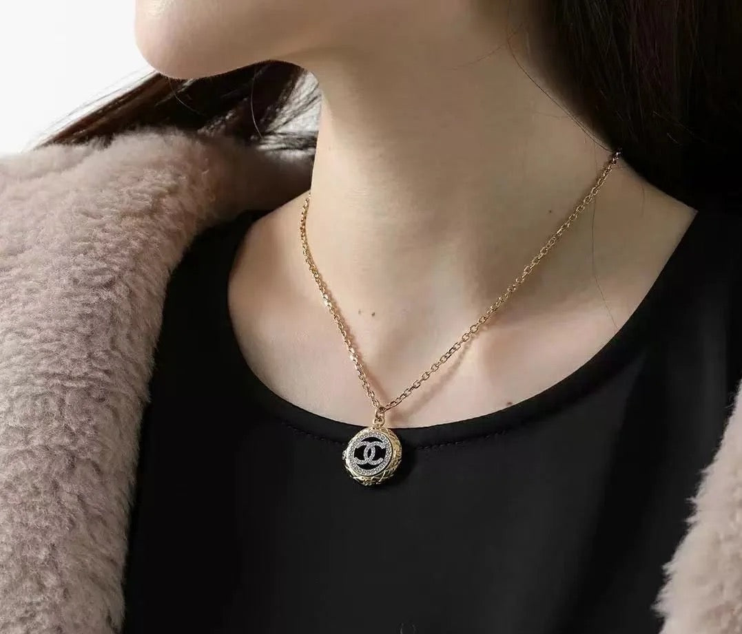 Two tone gold coin palace retro round necklace