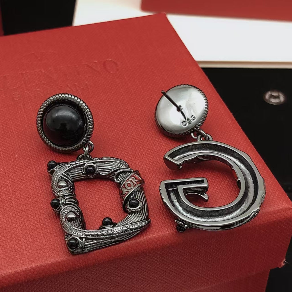 New retro black earrings