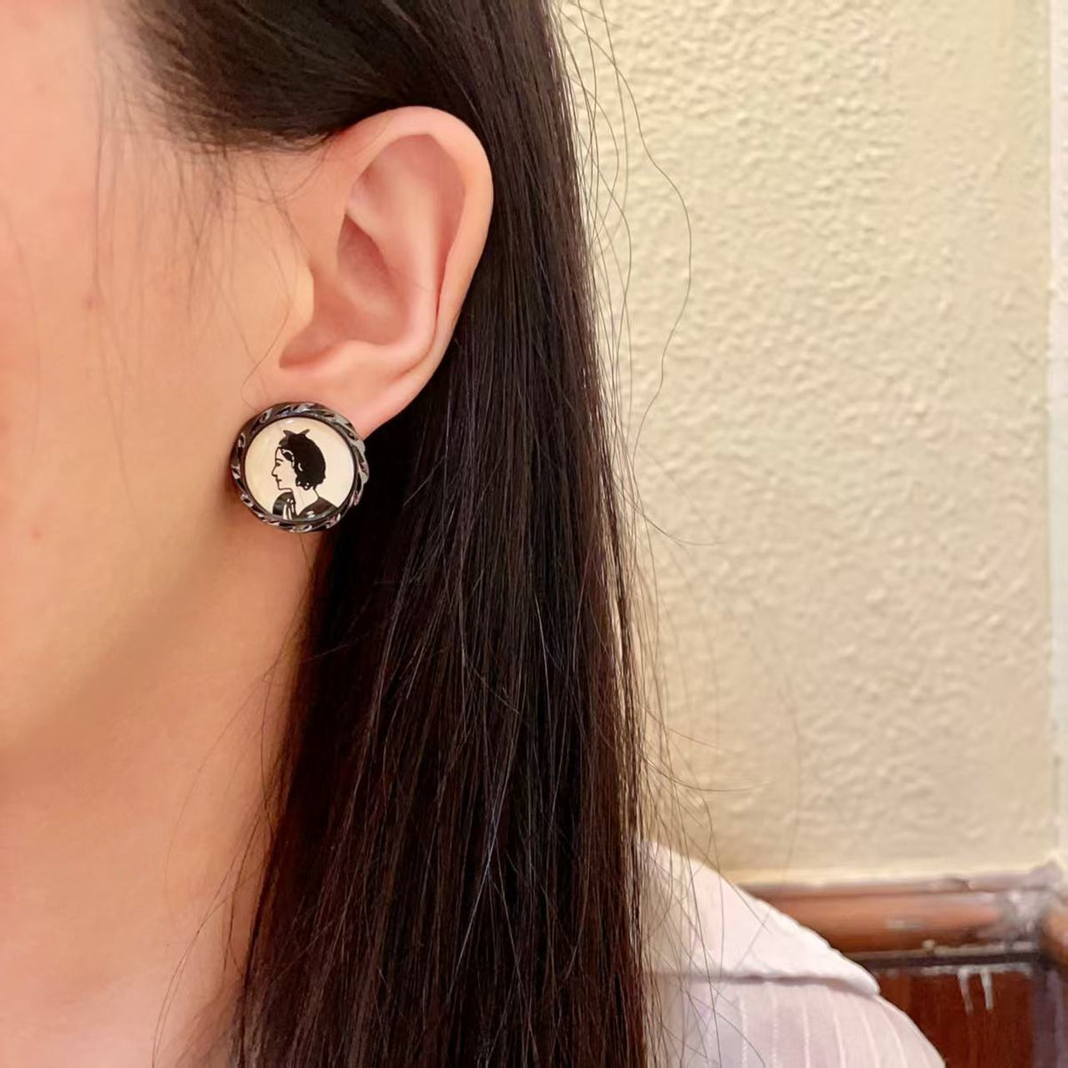 New round portrait earrings