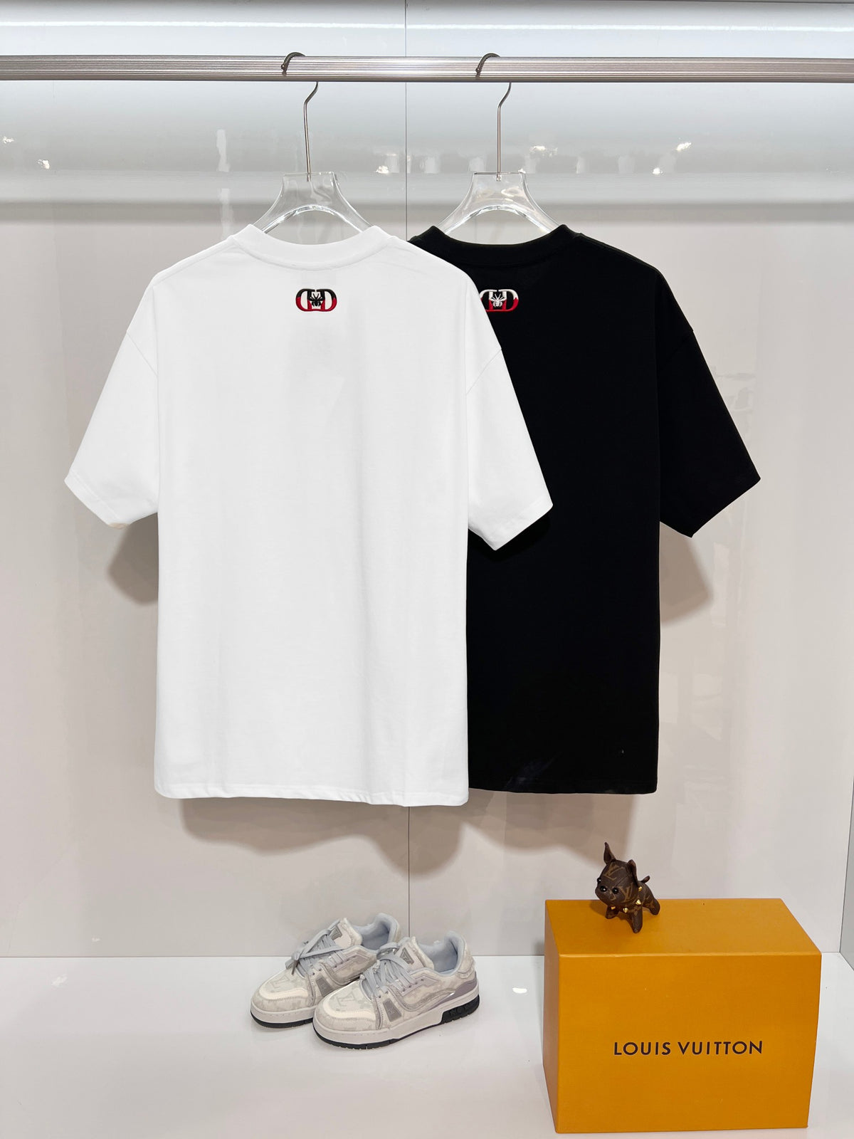 Embroidered bee letter short sleeved shirt