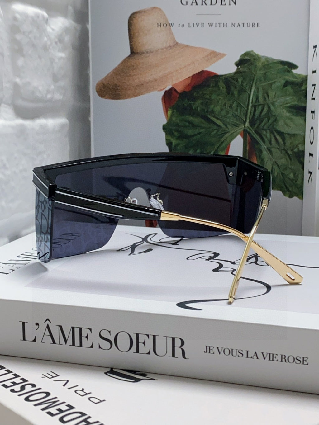 Large frame letter logo fashionable sunglasses