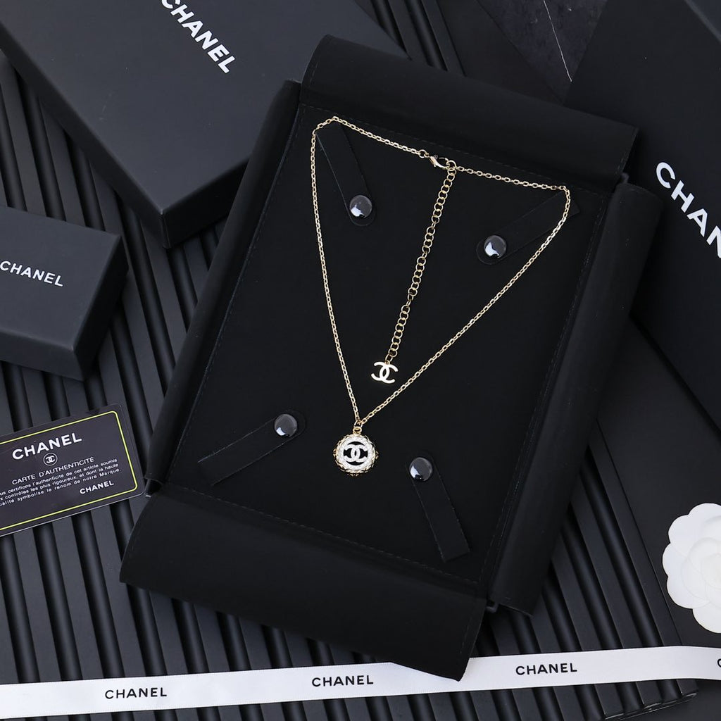Two tone gold coin palace retro round necklace