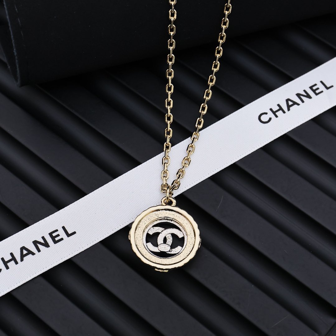 Two tone gold coin palace retro round necklace