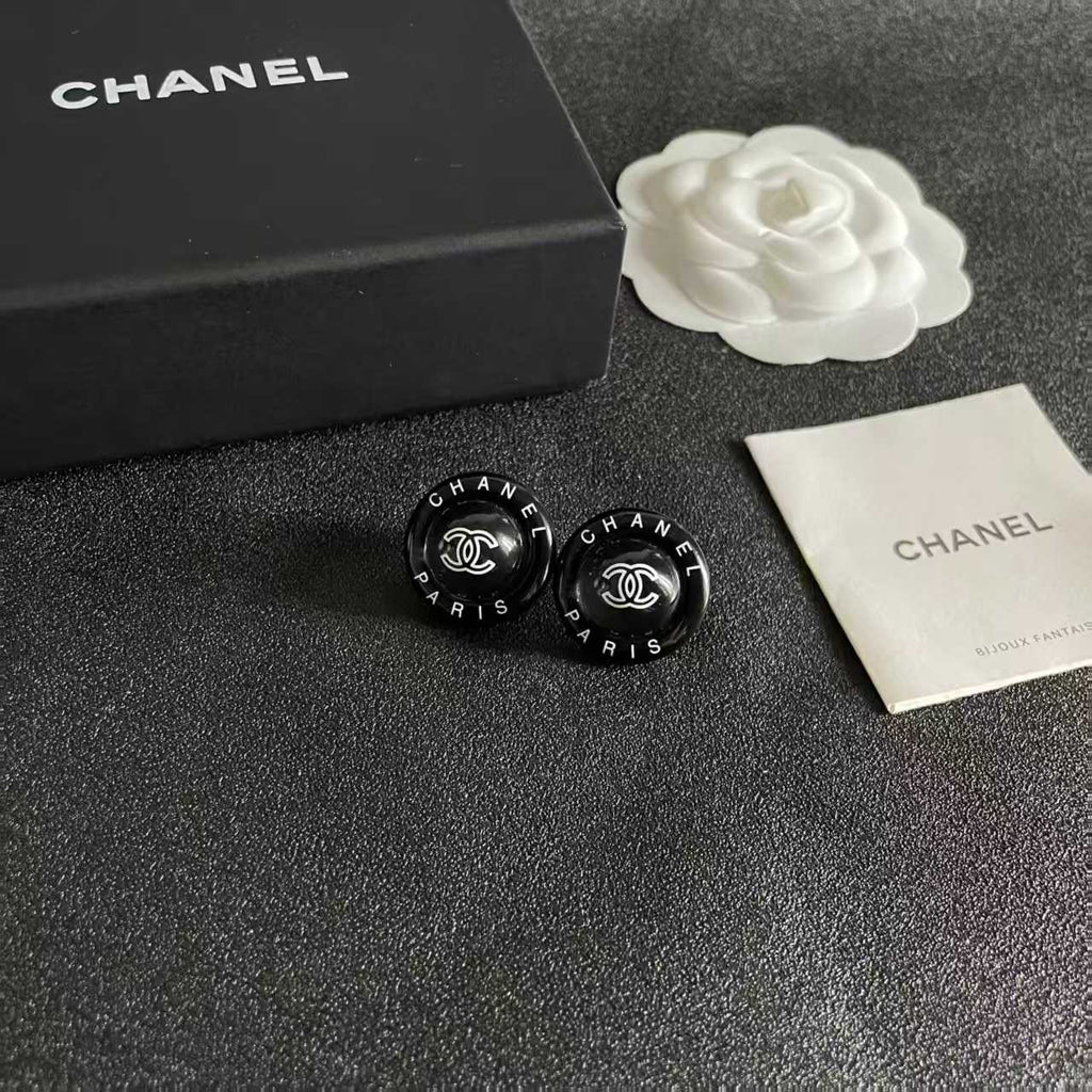New round letter earrings