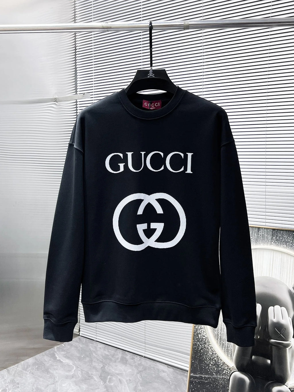 New long sleeved round neck sweatshirt