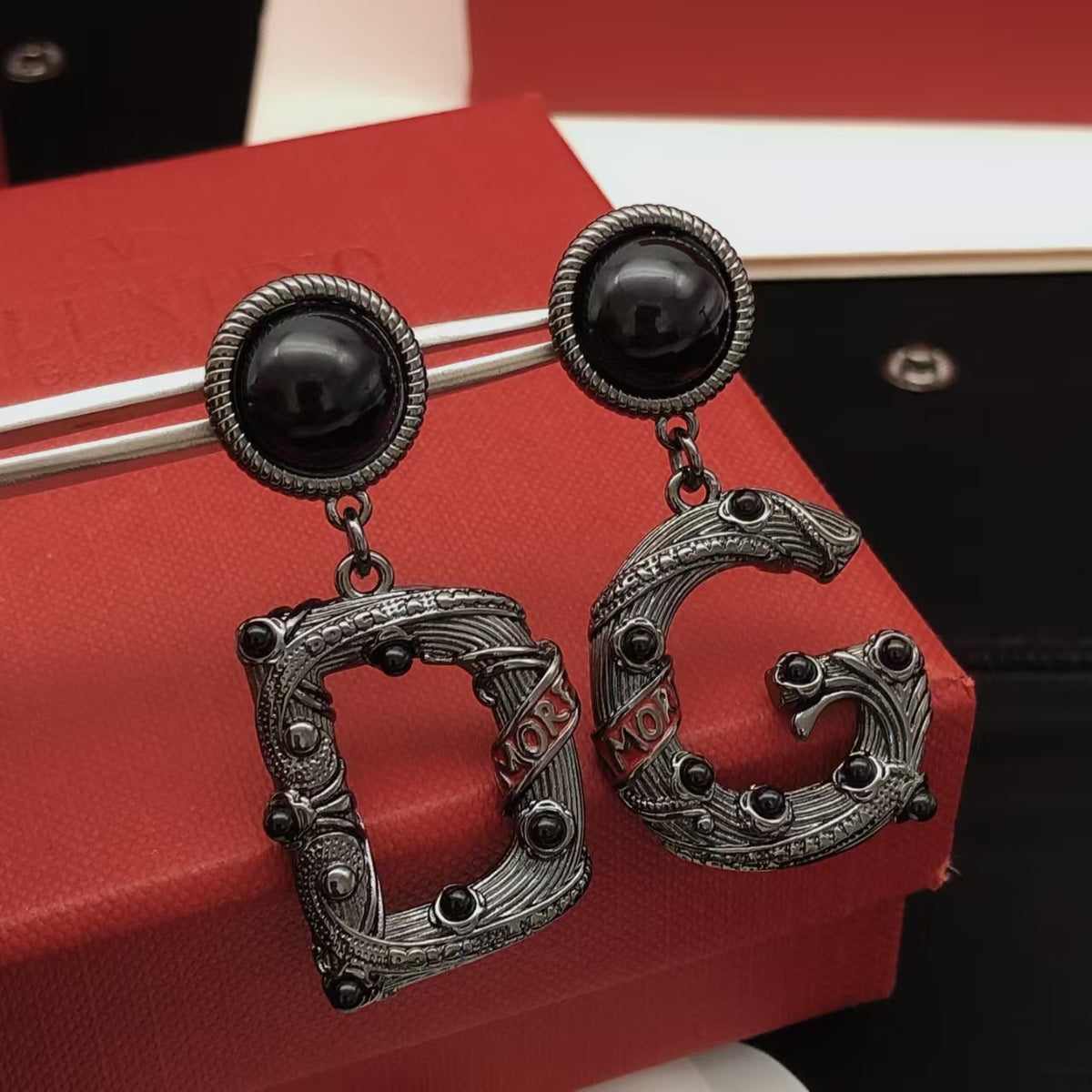 New retro black earrings