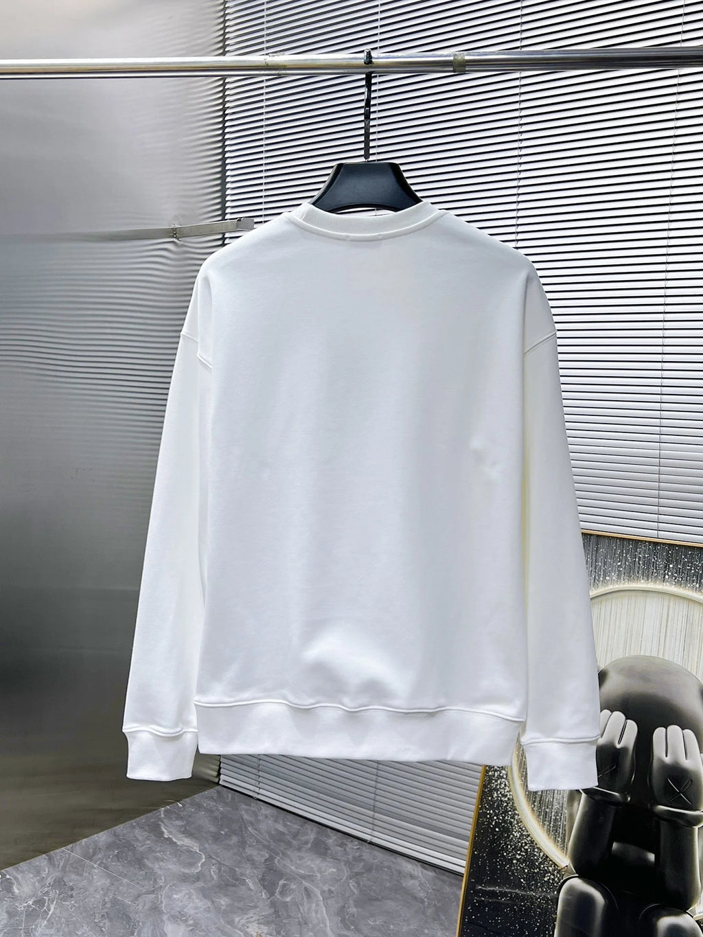 New long sleeved round neck sweatshirt