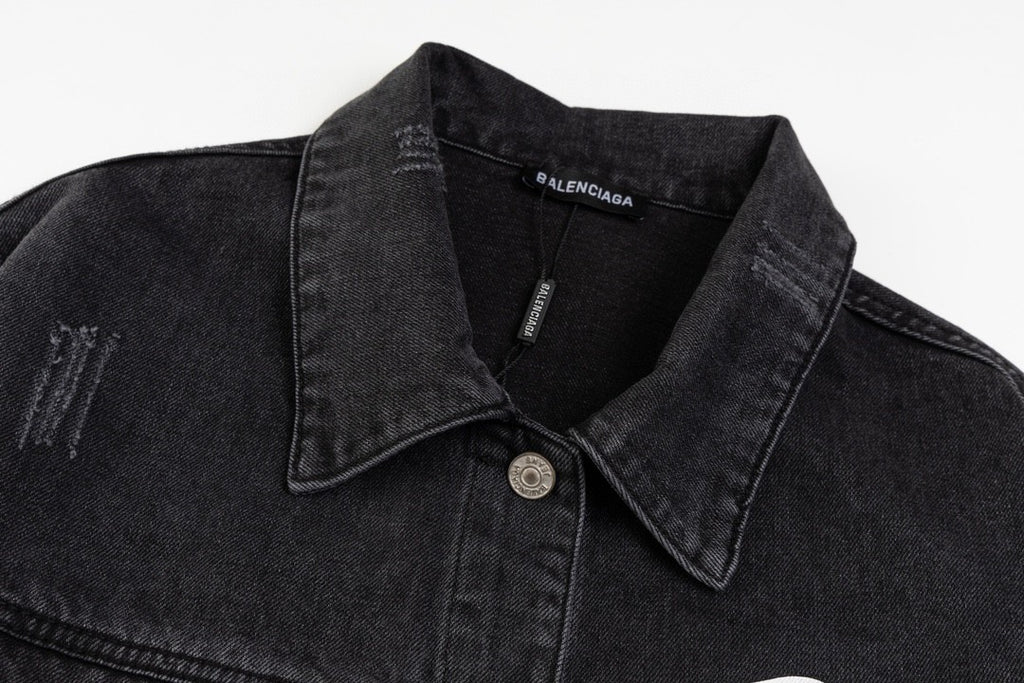Heavy industry washing and grinding to make old denim jackets