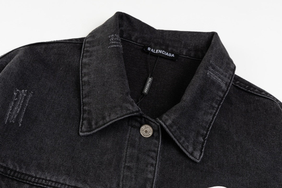 Heavy industry washing and grinding to make old denim jackets