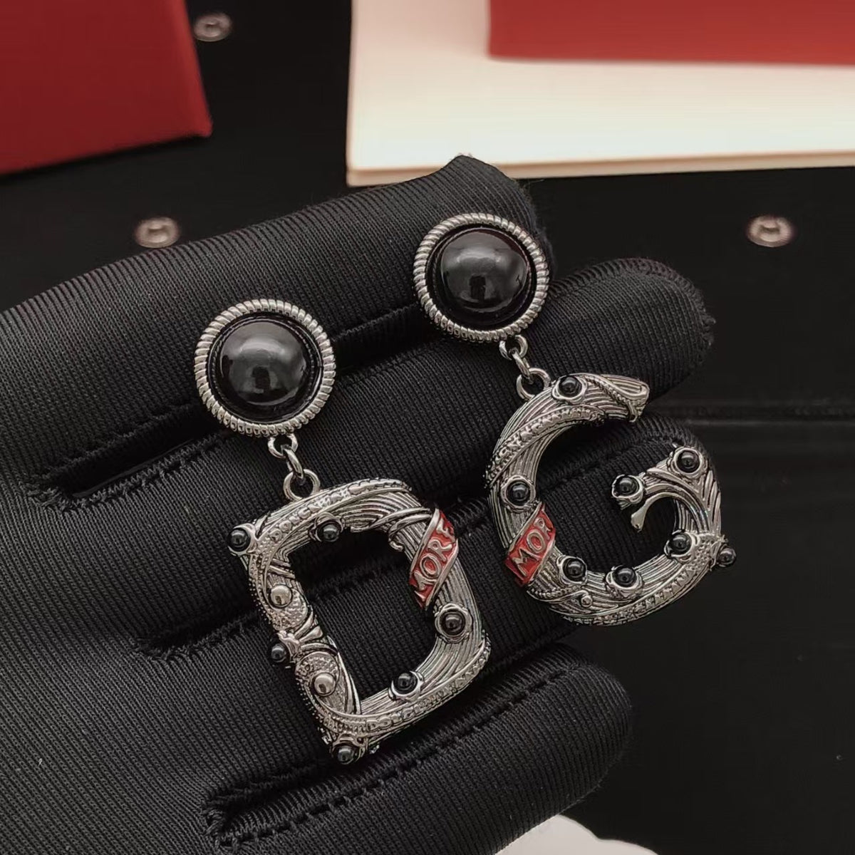 New retro black earrings