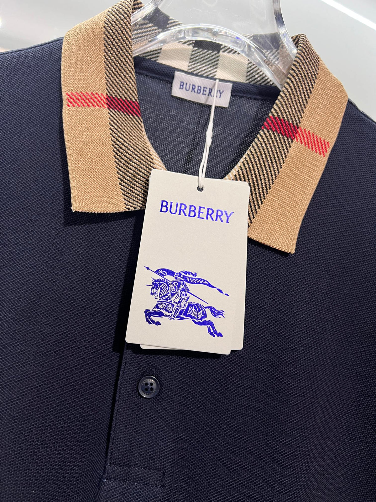 Minimally spliced contrasting plaid collar with letter polo shirt