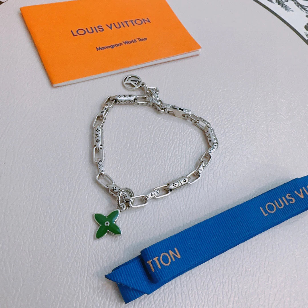 Retro and trendy fashion bracelet